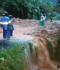 Longsor Menutup Badan Jalan di Simaninggir Tapsel