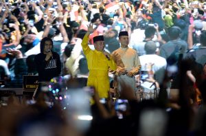 Pesta Rakyat Hangatkan Kota Medan. Gubsu Nyanyi Lagu Koes Ploes