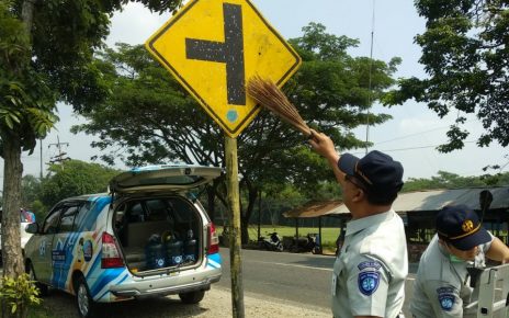 Menyambut HUT Kemerdekaan RI Ke 74, Insan Jasa Raharja Membersihkan Rambu Jalan