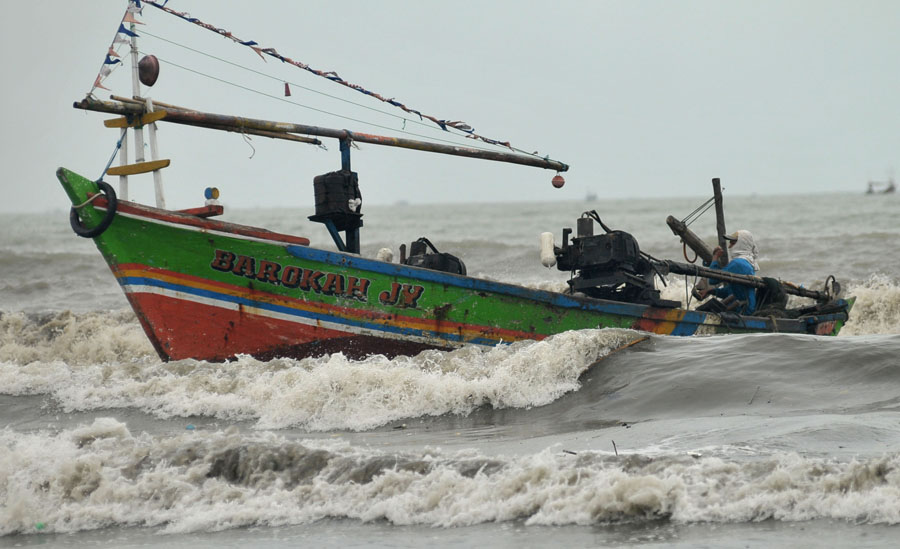 7 Nelayan di Langkat Nyaris Tewas Diterjang Ombak di Selat Malaka