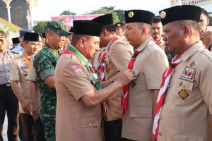 Gubsu Sematkan Lencana Pancawarsa ke Kabag Tapem Pemko Medan