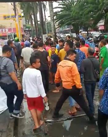 Video, Warga Menangkap Penjambret di Depan Swayalan Suzuya
