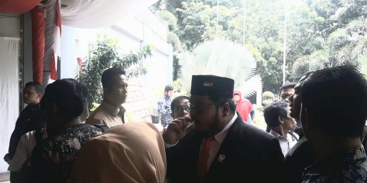 Duh, Anak Walikota Medan Merokok Usai Dilantik Jadi Anggota DPRD