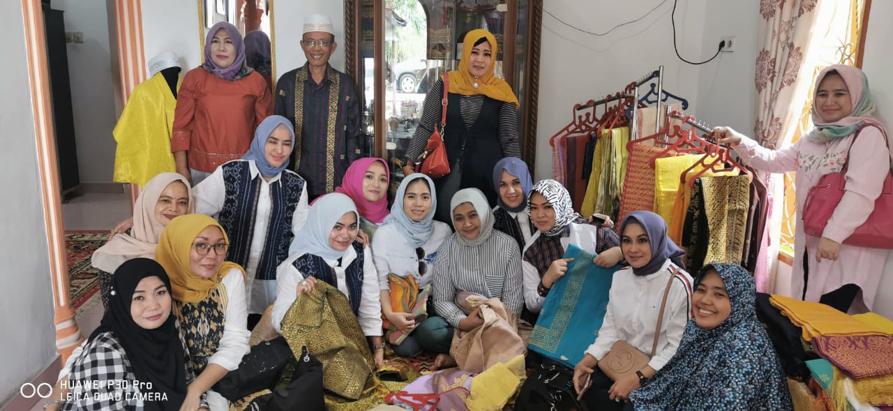 Nawal Edy Rahmayadi dan Ipemi Sumut Kunjungi Penenun Songket  di Batubara
