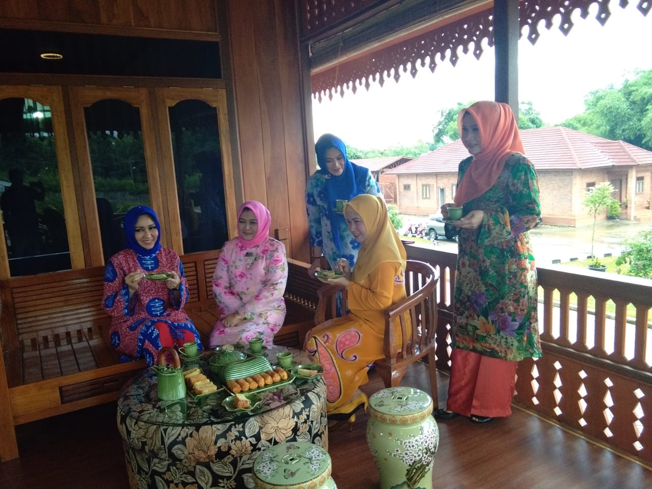 Cantiknya Nawal Edy dan Rita Eldin dalam Busana Baju Kurung Melayu, Simak Misinya