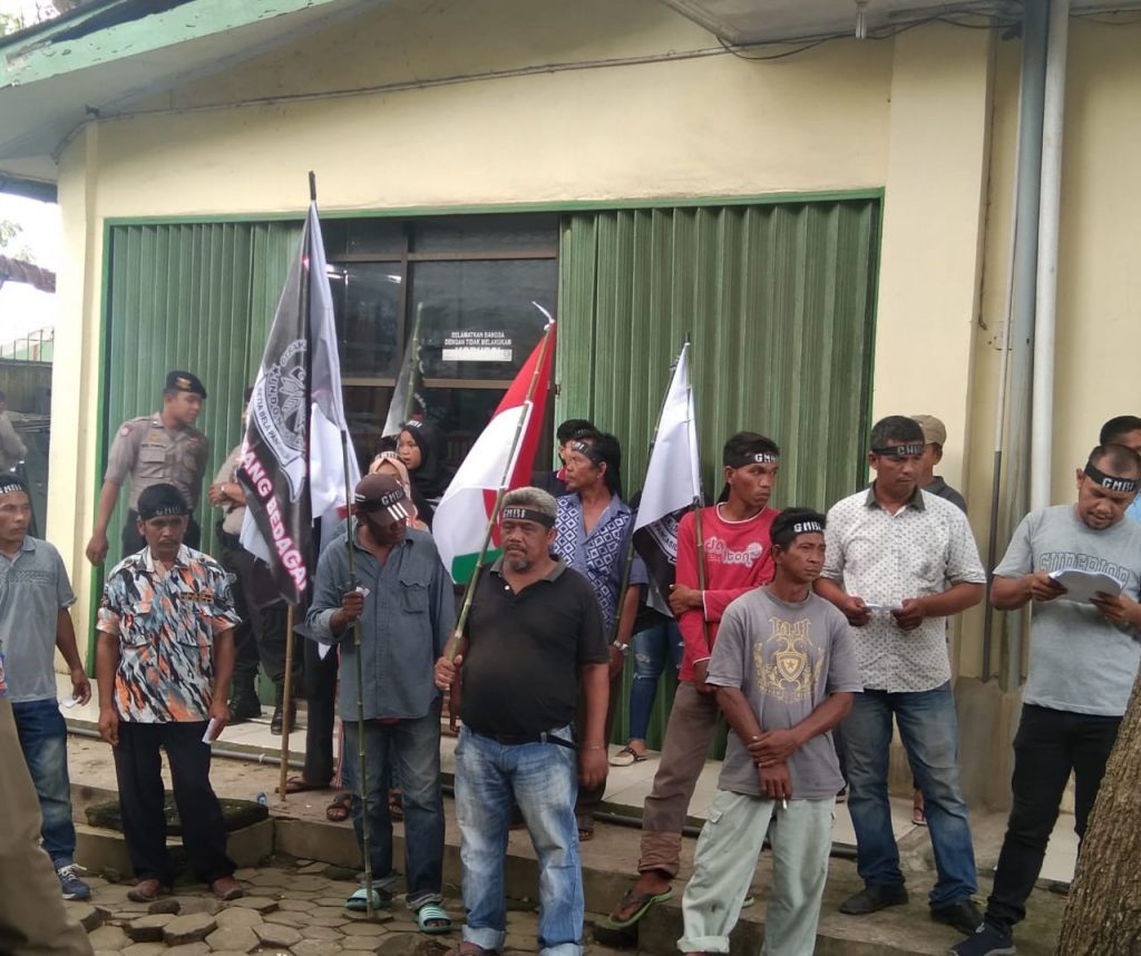 LSM -GMBI Geruduk Kantor Lingkungan Hidup Sergai, Pertanyakan Siakap Mati