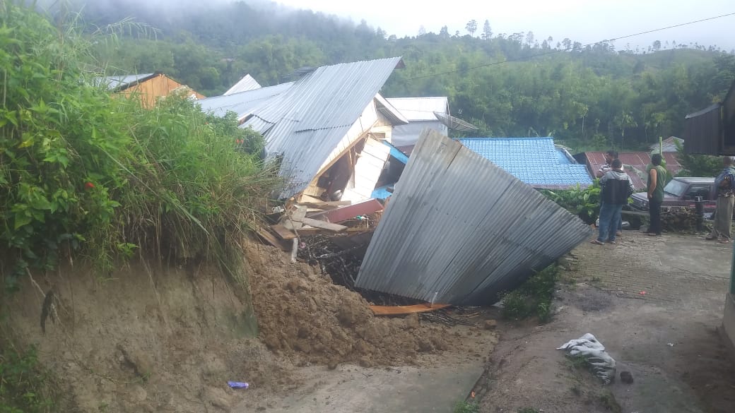 Hujan dan Longsor Rubuhkan Satu Unit Rumah di desa Nagara Karo
