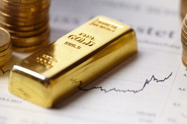 Jelang Akhir Pekan, Harga Emas Turun 0,02%