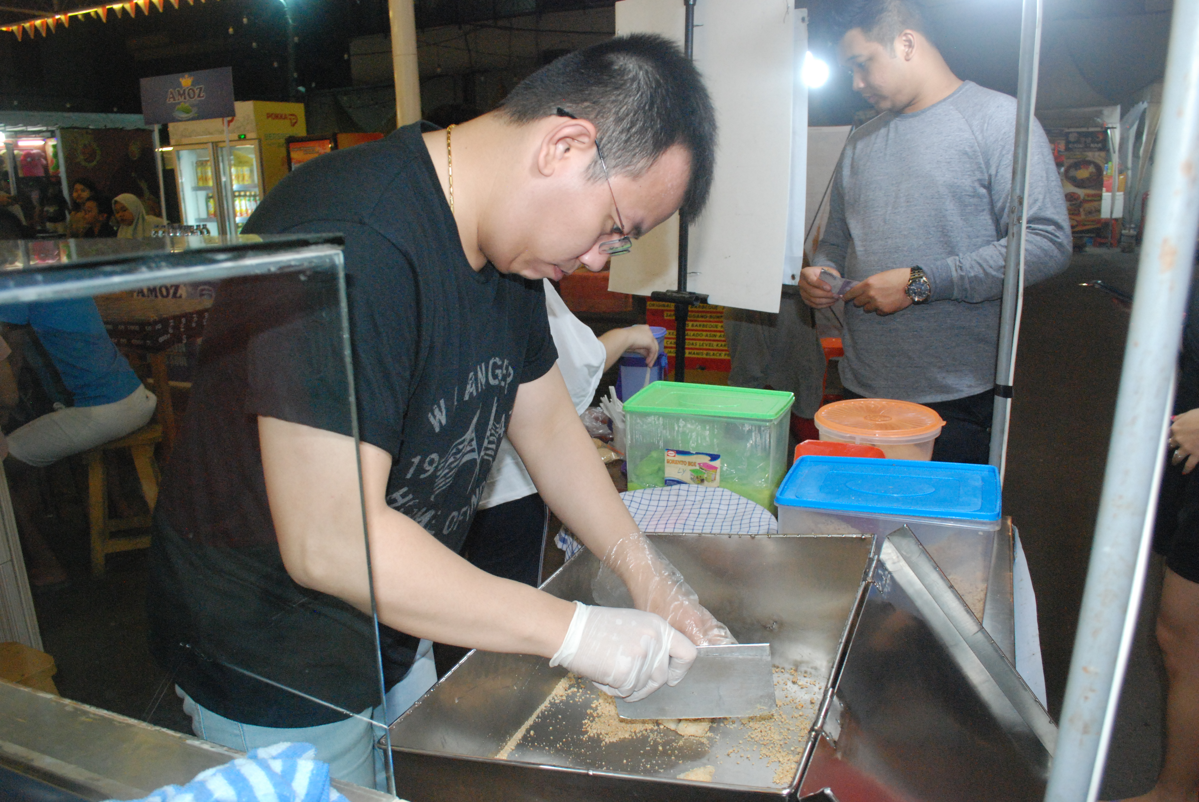Muar Chee Si Mochi Penang ada di Night Market, Abtraksinya Bikin Pengunjung Terpana