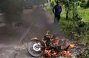 Diduga Korsleting, Sepedamotor Milik Oknum Polisi Hangus Terbakar