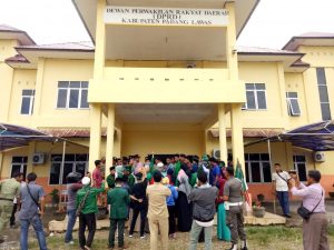 Mahasiswa Geruduk Kantor DPRD, Tiga Puluh Anggota Dewan Tidak Ada Ditempat 