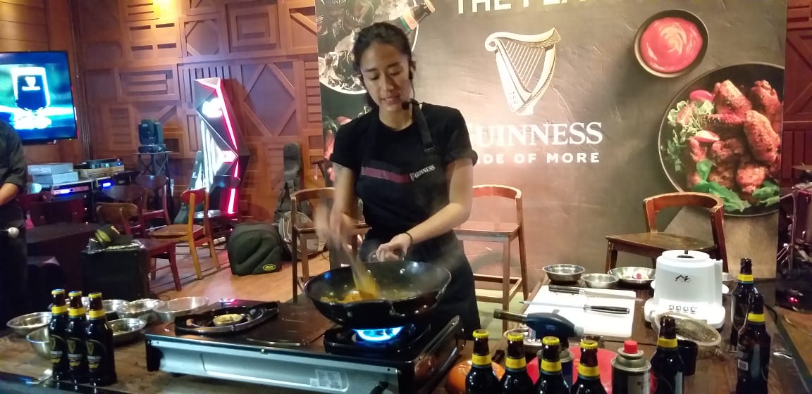 Chef Renatta Moeloek Kawinkan Saksang dengan Guinness di Medan