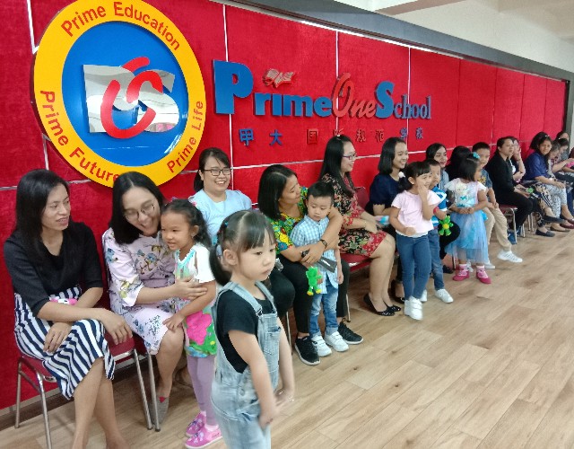 Siswa TK PrimeOne School Merayakan Hari Guru