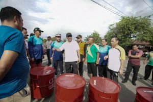 Sosialisasikan Pengurangan Plastik,  Plt Wali Kota Bagikan Tumbler Gratis