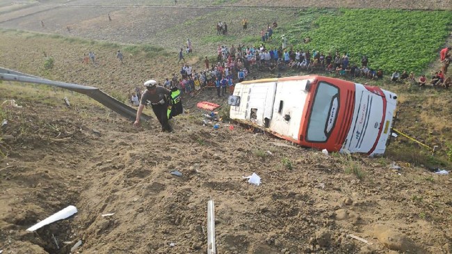 3 Orang Tewas Kecelakaan Bus Kramat Jati Kecelakaan di Tol Sumo