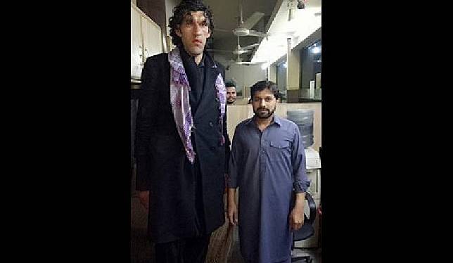 Terlalu Tinggi, Pria Afghanistan ini Dilarang Masuk Hotel