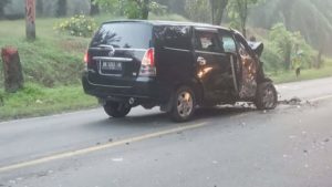 Kondisi Ringsek, Mobil Toyota Innova Membawa Satu Keluarga Selamat Isiden Kecelakaan