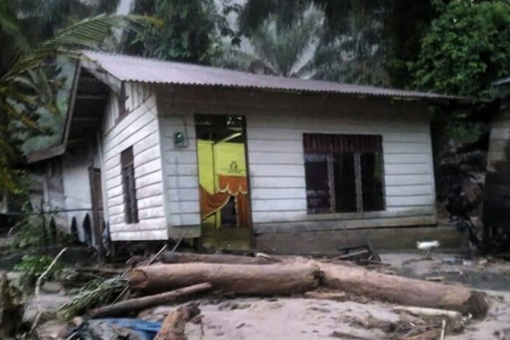 Soal Banjir Labura, Gubsu : Didapat Potongan Kayu Berarti Ada Sesuatu