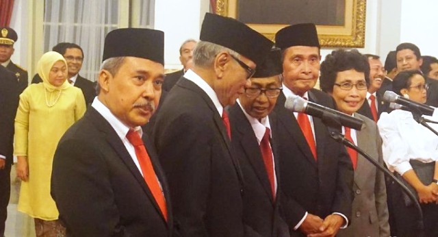 Jokowi Lantik Dewan Pengawas KPK Diketuai Tumpak Panggabean