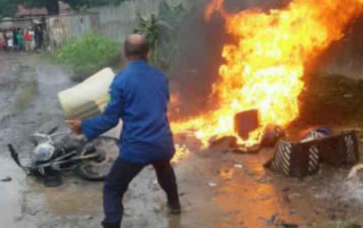 Geger ! Sepedamotor Terbakar di Jalan Pabrik Soda