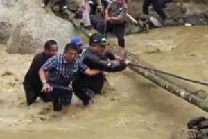 Bupati Labura Nyaris Hanyut Terbawa Arus Sungai Saat Tinjau Lokasi Banjir Bandang