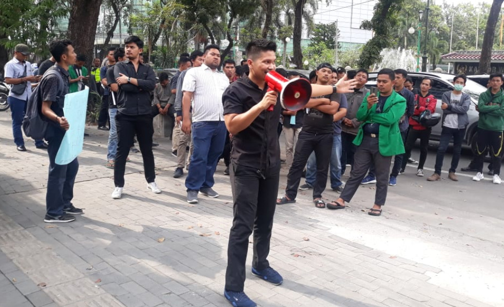 Demo Mahasiswa Di DPRD Medan Tolak Kenaikan Tarif BPJS Kesehatan