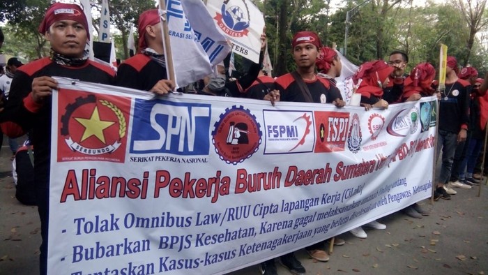 Buruh Demo Tolak Omnibus Law dan RUU Cipta Lapangan Kerja di Gedung DPRD Sumut   