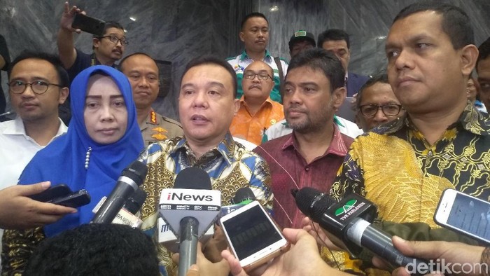 Wakil Ketua DPR RI Tampung Aspirasi Buruh yang Demo Tolak “Omnibus Law” di Kantornya