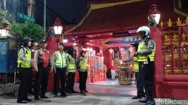 Petugas Polrestabes Surabaya Jaga Kelenteng Jelang Sembahyang Tahun Baru Imlek 2020