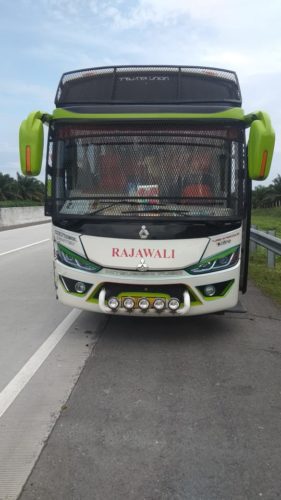 Tabrakan Bus Rajawali vs Toyota Yaris, 2 Penumpang Masuk RS