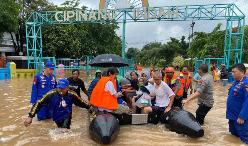 Polri Sigap Bantu Korban Banjir di Jakarta