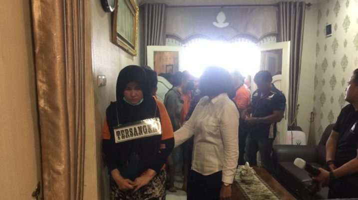 Para Ibu-ibu Antusias Saksikan Rekonstruksi Kasus Pembunuhan Hakim Jamaluddin