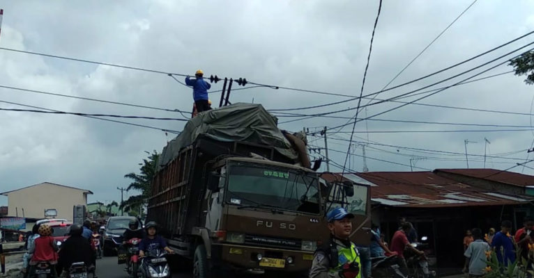 Diduga Ngebut-ngebutan, Truk Tabrak Tiang Listrik di Tanjungmulia