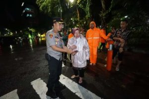 Antisipasi Banjir, Walikota dan Kapolrestabes Surabaya Turun ke Lapangan
