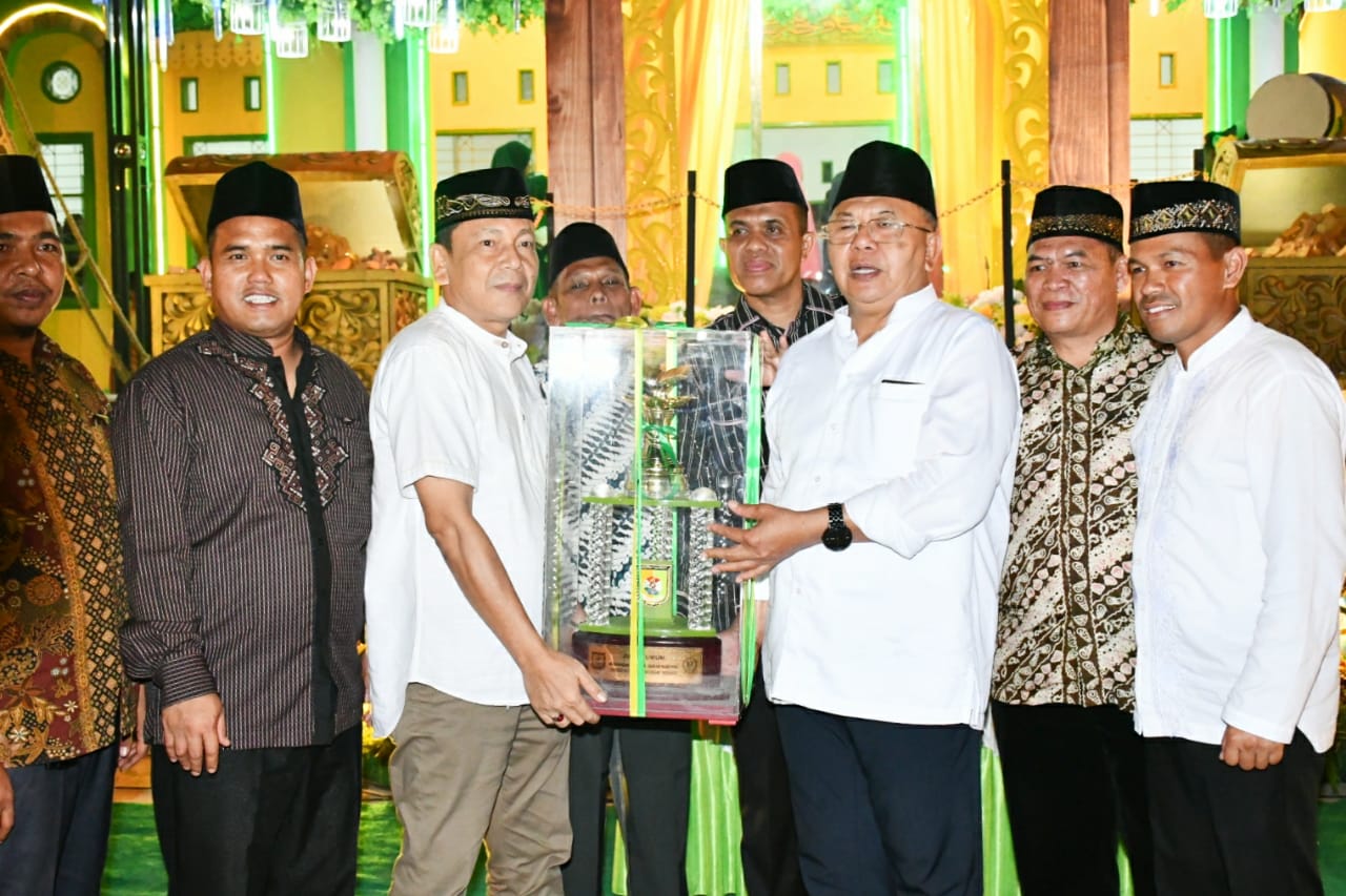 Bupati Soekirman Berikan Piala  Pemenang Penutupan MTQ XVI Tingkat Kabupaten
