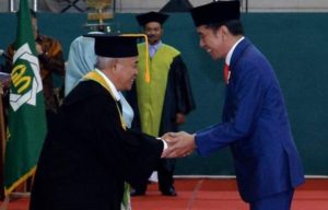 Jokowi Hadir Dalam Pengukuhan KH.Asep Saifuddin Chalim Sebagai Guru Besar Sosiologi di Universitas Negeri Sunan Ampel