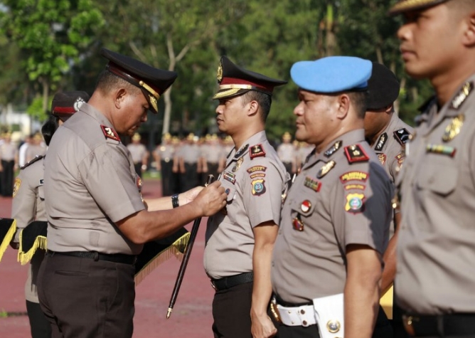 Kapoldasu Sematkan Pin Penghargaan Kapolri Kepada 3 Personil Perwira