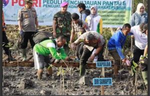 Kapoldasu Laksanakan Gerakan Penghijauan di Desa Hamparan Perak, Kecamatan Medan Marelan