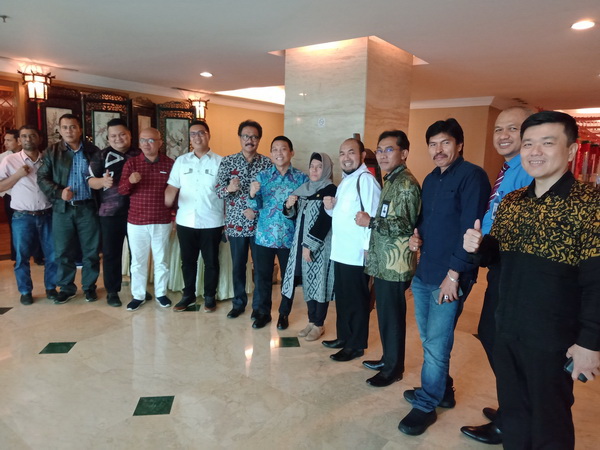 Pengurus DPD REI Sumut berfoto bersama Narasumber dari PPDPP, usai acara sosialisasi Aplikasi Sikasep dan Sikumbang di Hotel Emerald Garden, Kamis (6/2/2020) kemaren. Foto: Edi Sukarno