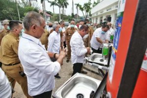 Gubernur Edy Bagikan Tempat Cuci Tangan Portable