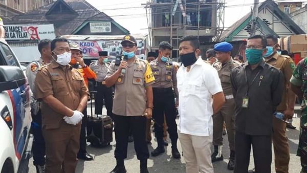 Bupati Madina Pimpin Langsung Penyemprotan Disinfektan Serentak di Kabupaten Mandailing Natal 