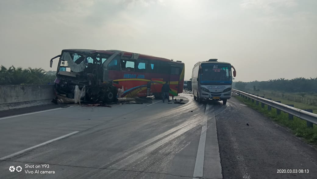 Bus Medan Jaya Kontra Truk Cold Disel Di Tol Medan – Tebing Tinggi, 1 Tewas dan 6 Luka- luka