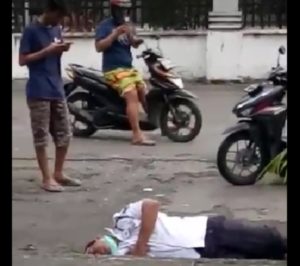 Heboh, Satpam Ditemukan Warga Tergeletak Pingsan di Pinggir Jalan