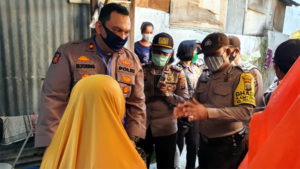 Polsek Medan Baru Bagikan Sembako dari Kapolrestabes Medan