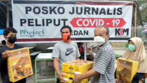 Puasa Ramadhan 1441 H di Tengah Pandemi Covid-19, Kapoldasu Serahkan Buah Kurma Untuk Jurnalis