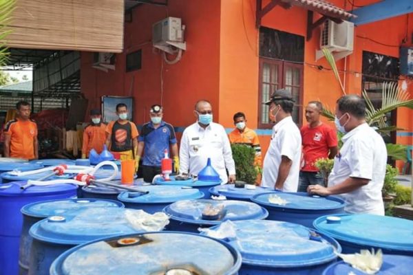Plt Walikota Medan Meninjau Ketersediaan Cairan Disinfektan Di Kantor BPBD Medan