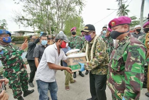 Pemko Medan Apresiasi Binaan Yonmarhanla I Salurkan 2.200 Paket Sembako kepada Warga Miskin