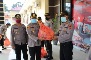 Polres Sergai Bakti Sosial Secara Serentak, Bagikan Sembako Kepada Polsek Jajaran