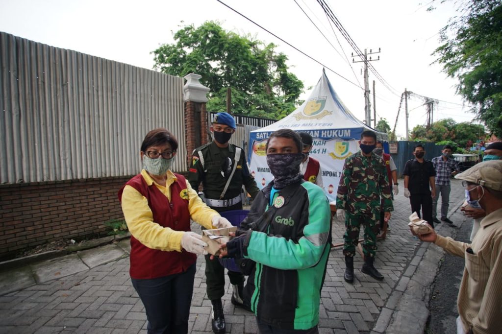 Denpom I/5 Medan dan Vihara Borobudur Bagi-Bagi Takjil Selama Ramadhan