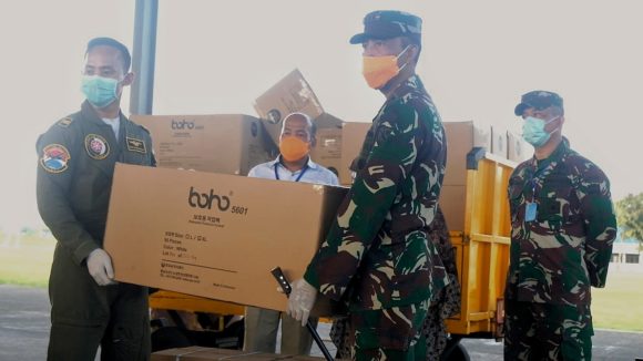 Danlanud Soewondo Serahkan Bantuan BNPB 10.000 APD dan 6.000 Masker  ke Pemprovsu